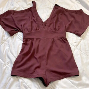 Tobi V plunge neck open shoulder burgundy romper size medium